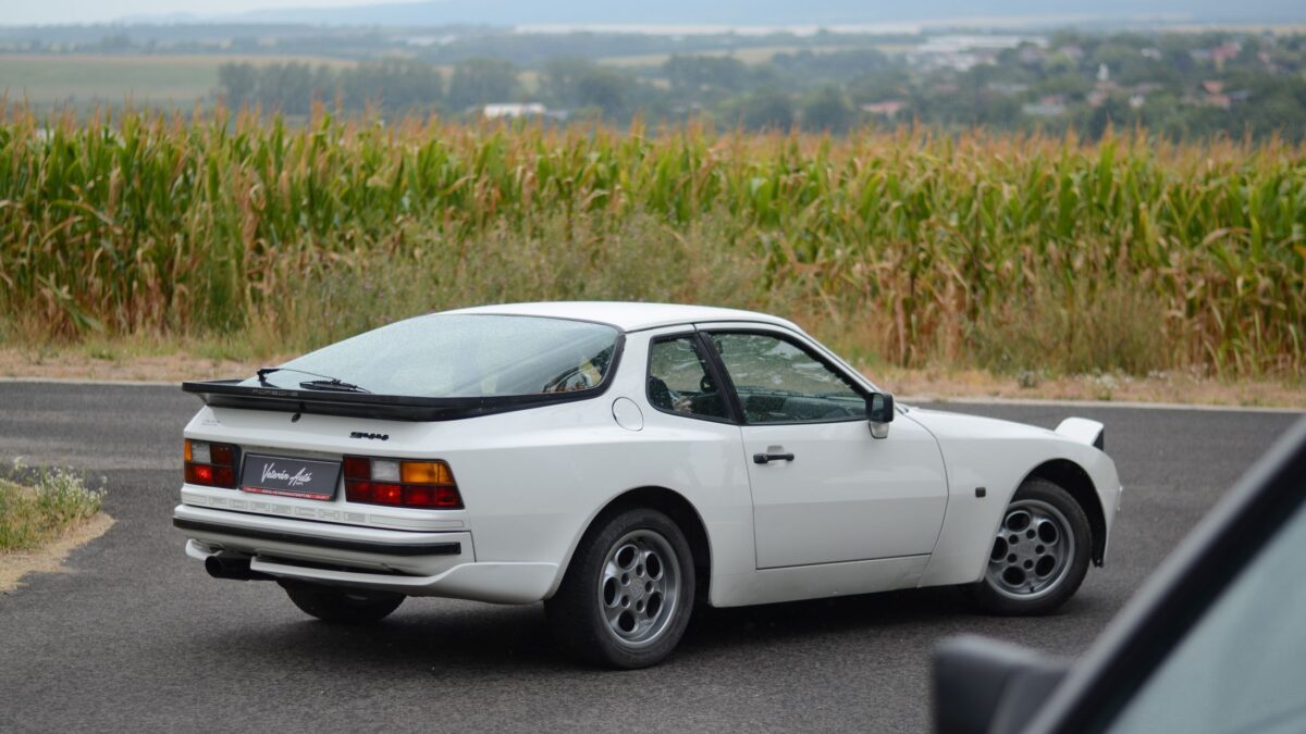 PORSCHE 944