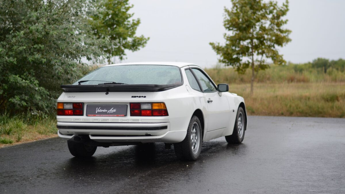 PORSCHE 944