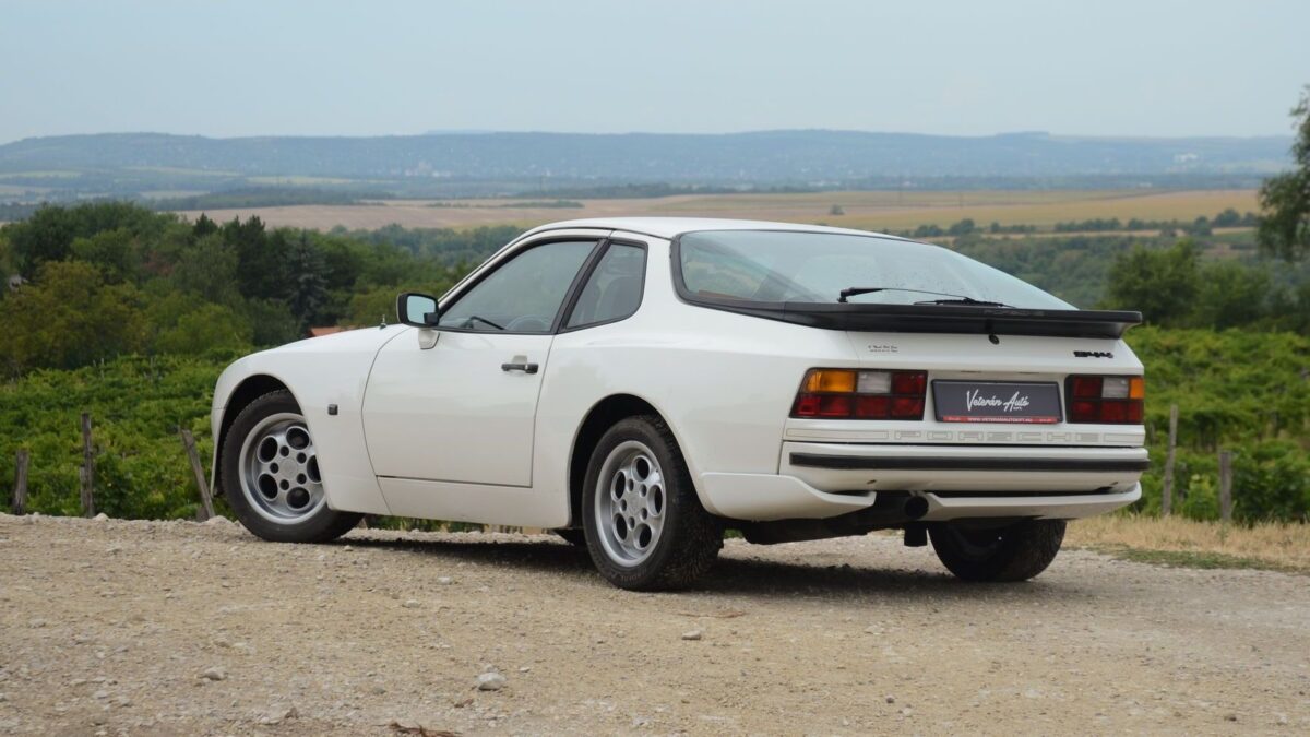 PORSCHE 944