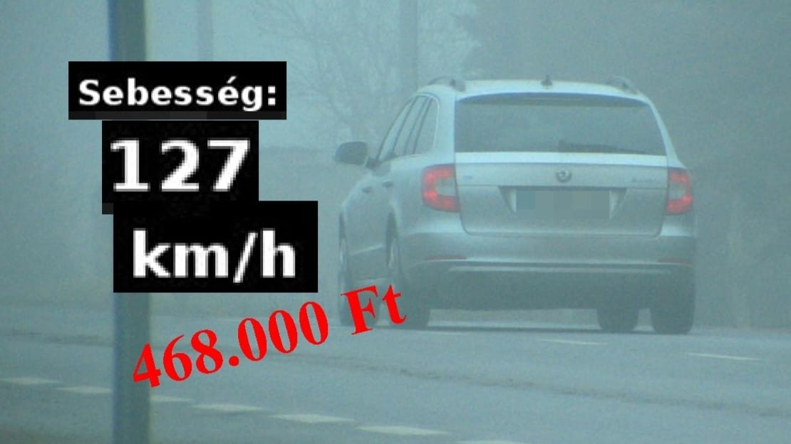 Közel félmilliós bírságot kapott a ködben száguldó Skoda sofőrje!