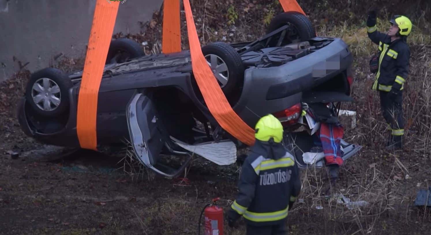 5 méter mély gödörbe zuhant egy Renault Budapest kellős közepén