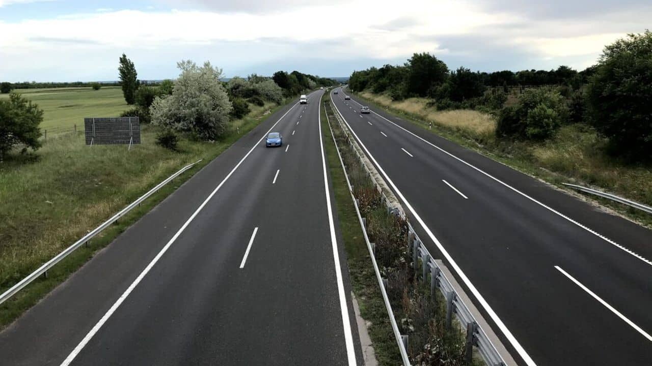 Tényleg meglépték a csehek: már 150 km/órával is lehet legálisan autópályázni!