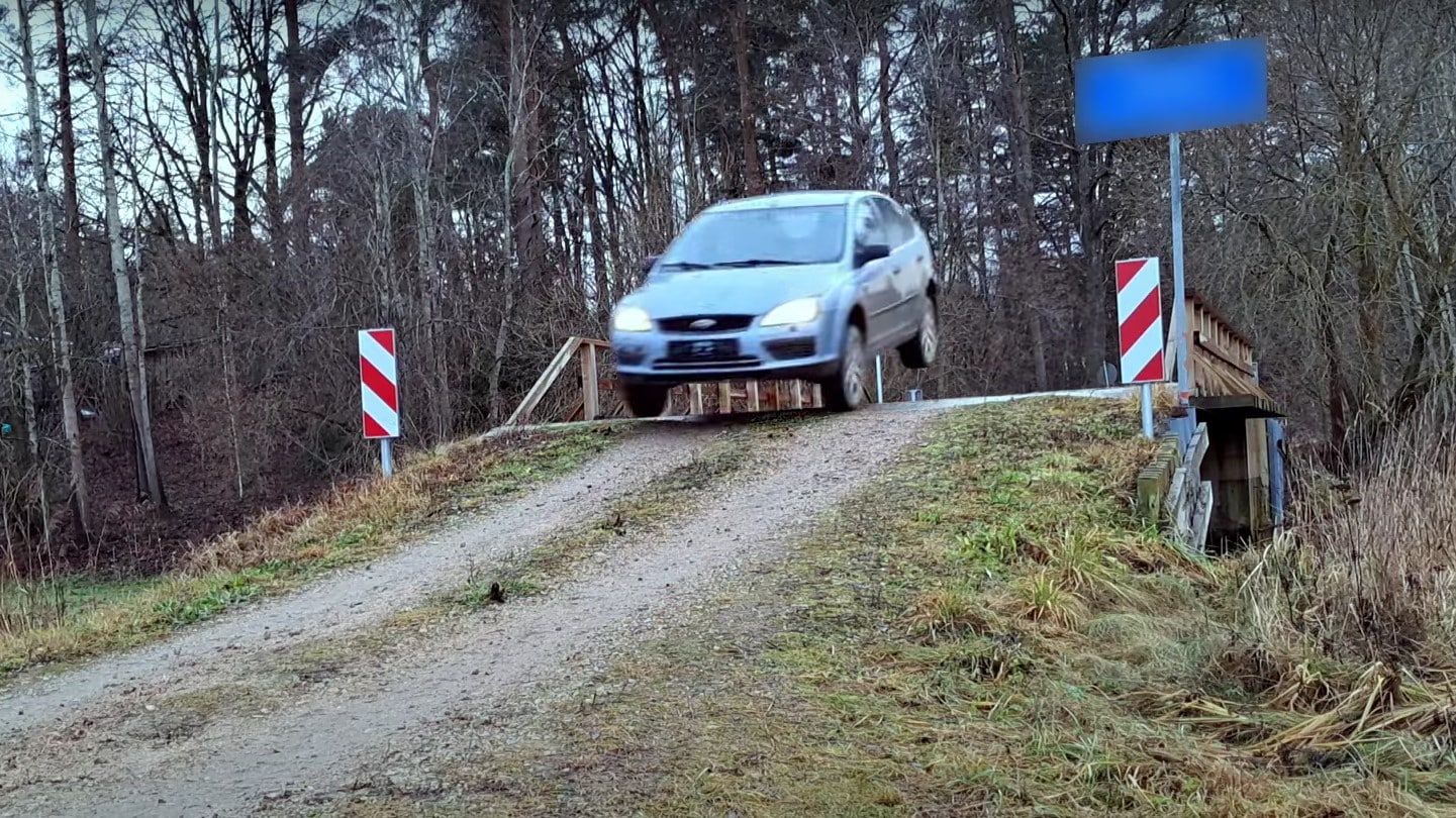 Így hajtották szét a filléres Ford Focust az erdőben