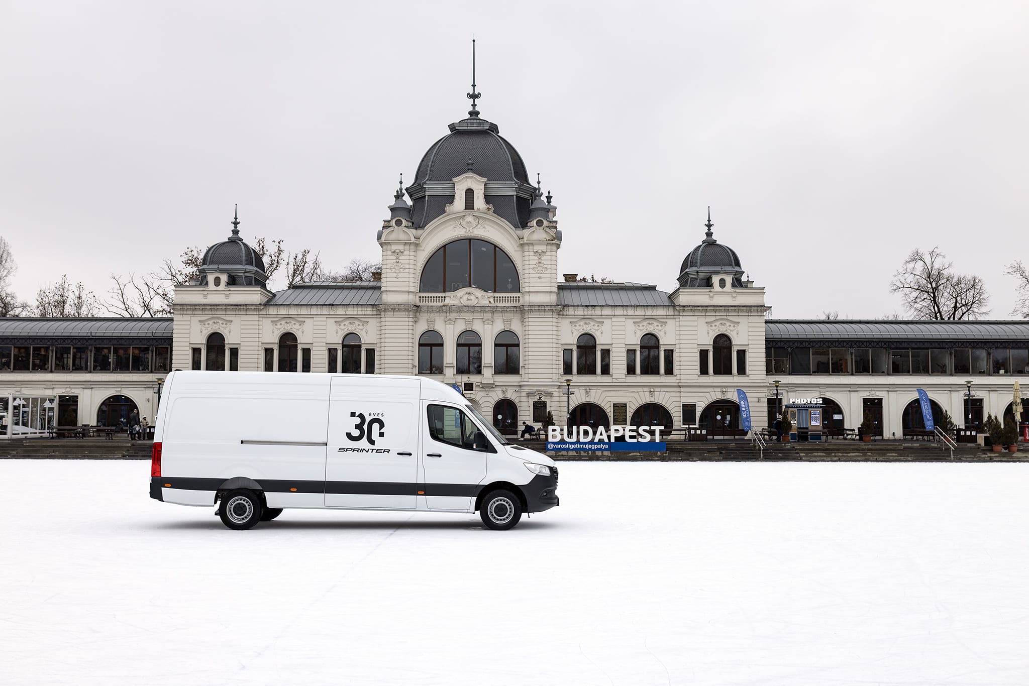 Mit keres egy Mercedes furgon a Városligeti Műjégpálya közepén?