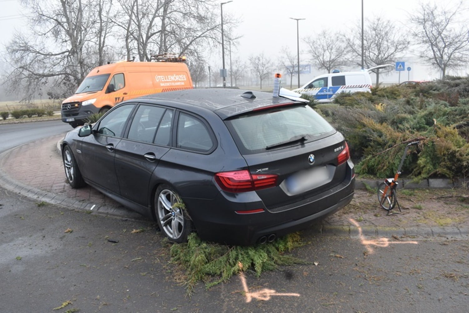 Kiegyenesítette a körforgalmat az ittas sofőr, a tuják között kötött ki!