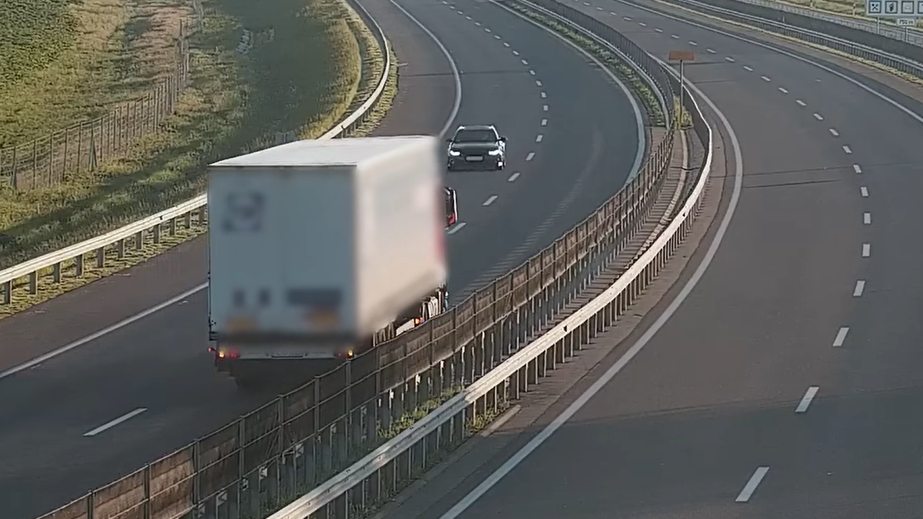 Rémálom a hazai autópályán: videón a forgalommal szemben haladó kamion!