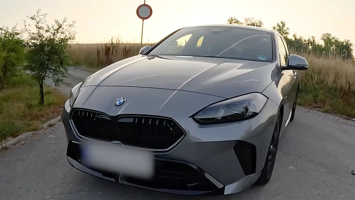 Vajon mire képes a háromhengeres BMW padlógázon? Íme a videó!