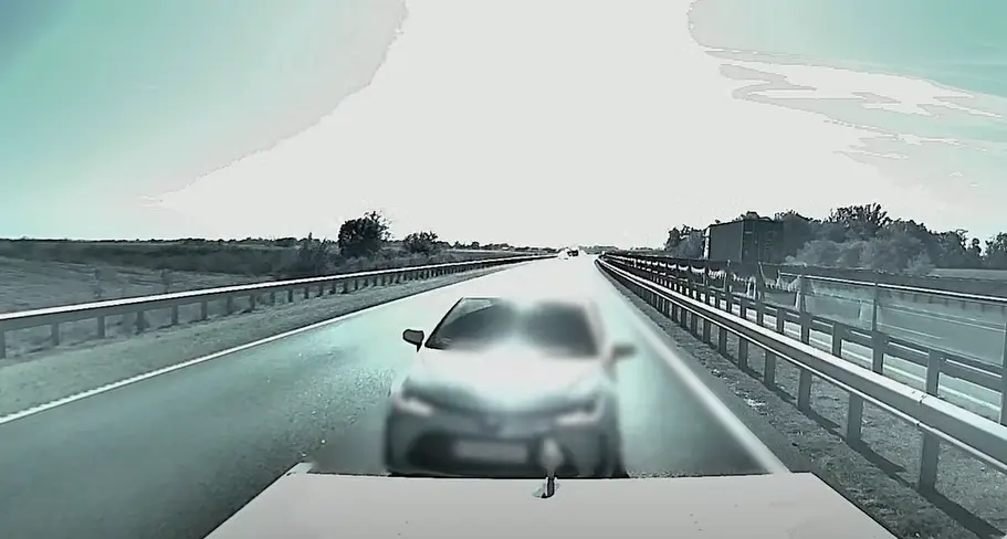 Óriási tempóval csapódott az ütközéselnyelőnek az M4-esen! Íme a videó!