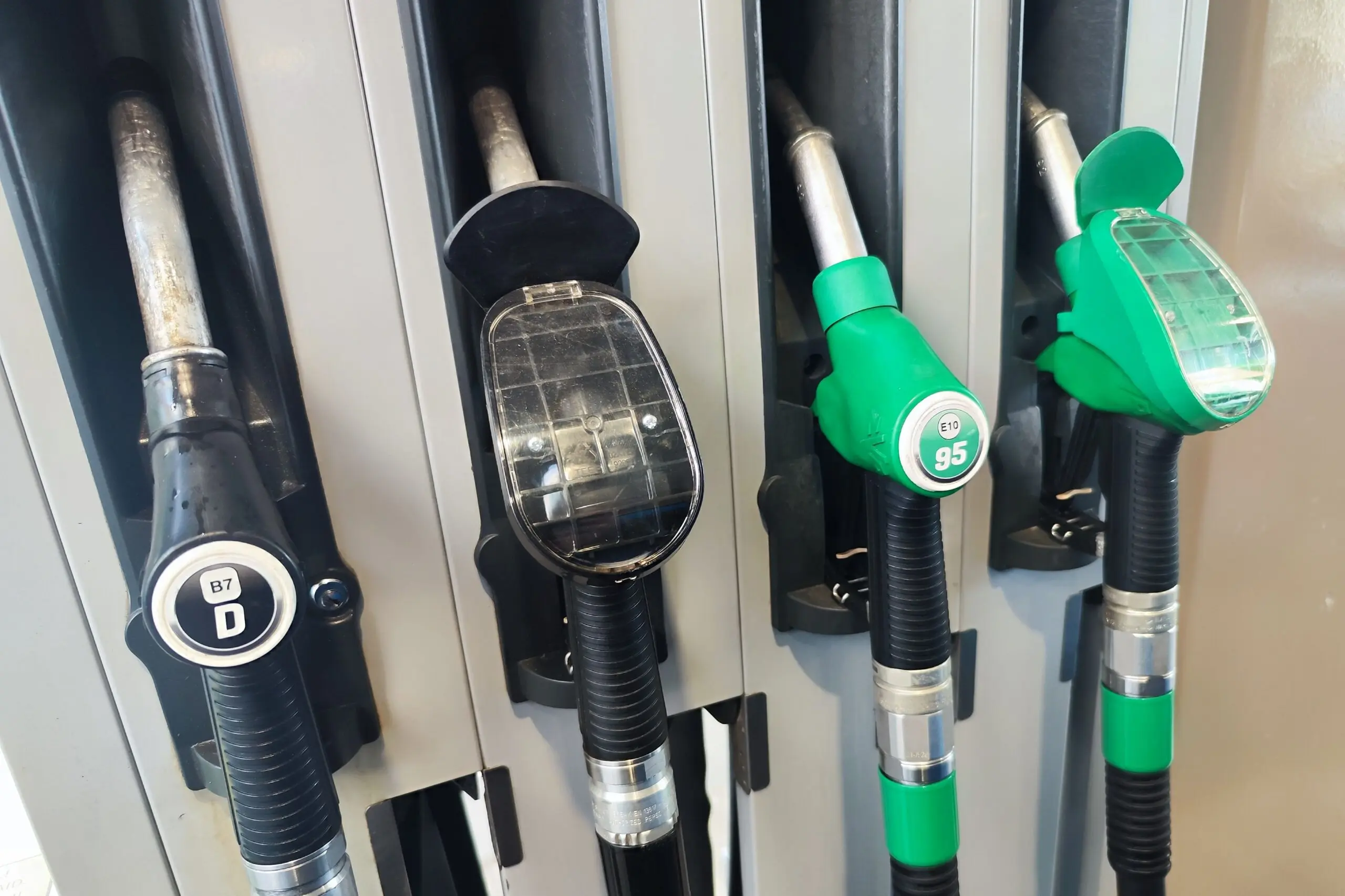 Egyre inkább lehet örülni a védett árnak! Ismét drágulnak az üzemanyagok!