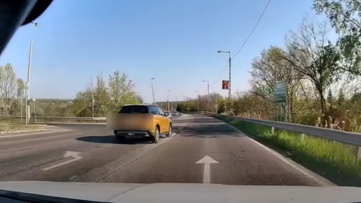 Suzukival előzött a kanyarodósávban: kitalálod, milyen autó haladt a sor elején?